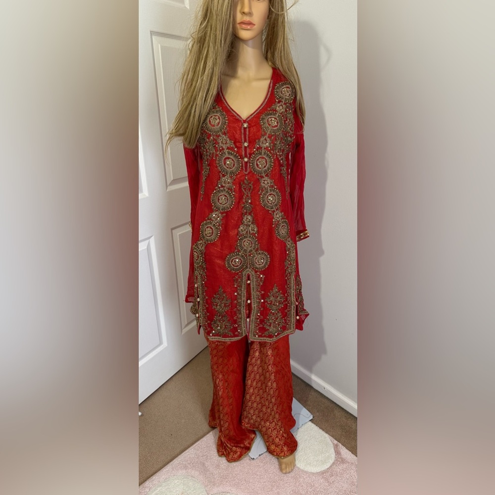2 pc Red Gharara Outfit
Pakistani/indian/ Punjabi suit